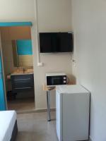 L'ANNEXE 66 , Saint Denis Centre Ville , à 200 m de la Rue Piétonne , du Petit Marché et du Leader Price , sur une rue calme, PARKING GRATUIT sur la rue的厨房或小厨房