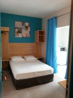 L'ANNEXE 66 , Saint Denis Centre Ville , à 200 m de la Rue Piétonne , du Petit Marché et du Leader Price , sur une rue calme, PARKING GRATUIT sur la rue客房内的一张或多张床位
