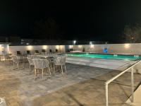 Deluxe Inn & Suites内部或周边的泳池