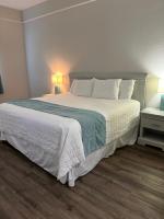 Deluxe Inn & Suites客房内的一张或多张床位