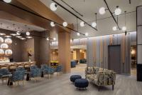 纽约Hampton Inn by Hilton New York Times Square的设有桌椅和酒吧的大厅