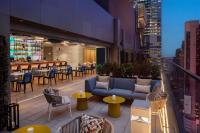 纽约Hampton Inn by Hilton New York Times Square的一座带桌子和沙发的屋顶露台