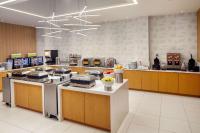 纽约Hampton Inn by Hilton New York Times Square的一个大厨房,带一个柜台,上面有一大堆食物