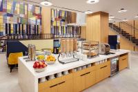 纽约Hampton Inn by Hilton New York Times Square的一间食堂,里面装有水果柜台
