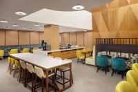 纽约Hampton Inn by Hilton New York Times Square的有桌子和椅子的餐厅