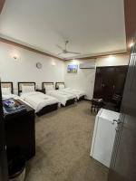 巴格达SAFIR BAGHDAD HoTEL的一间房间,里面摆放着一排床