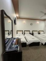 巴格达SAFIR BAGHDAD HoTEL的带四张床和大镜子的客房