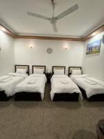 SAFIR BAGHDAD HoTEL客房内的一张或多张床位