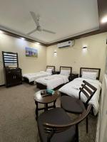 巴格达SAFIR BAGHDAD HoTEL的酒店客房设有三张床和一张桌子