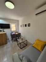 扎达尔Apartments MilaRoza的带沙发和桌子的客厅
