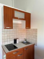 Leone apartments with free parking的厨房或小厨房