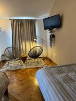 Leone apartments with free parking的电视和&#47;或娱乐中心
