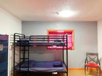 Sin City Hostel客房内的一张或多张双层床