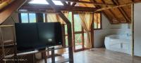 Villa Ester Hostel Vereda Cay的电视和/或娱乐中心