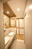 Hanok Hotel DAAM Seoul的一间浴室
