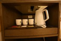 Hanok Hotel DAAM Seoul的咖啡和沏茶工具