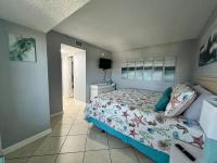 默特尔比奇Oceanfront 2BR King Suite Atlantica Resort的一间卧室，配有一张床和瓷砖地板