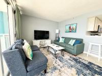 Oceanfront 2BR King Suite Atlantica Resort的电视和&#47;或娱乐中心