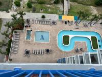 Oceanfront 2BR King Suite Atlantica Resort内部或周边的泳池