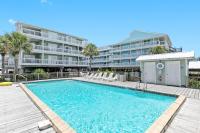 3BR Condo Gulf Views with Pool, Boat Launch and Dock内部或周边的泳池