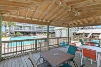 3BR Condo Gulf Views with Pool, Boat Launch and Dock内部或周边的泳池