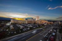 里诺Peppermill Resort Spa Casino的享有城市空中景色,设有停车场