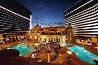 里诺Peppermill Resort Spa Casino的一座大型建筑,前面设有一个大型游泳池