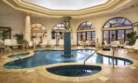 Peppermill Resort Spa Casino内部或周边的泳池