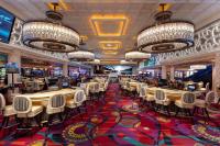 里诺Peppermill Resort Spa Casino的赌场,有一堆桌子和椅子