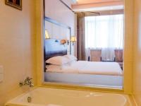 Vienna International Hotel Shenzhen North Station Branch客房内的一张或多张床位
