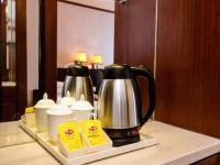 Vienna International Hotel Shenzhen North Station Branch的咖啡和沏茶工具