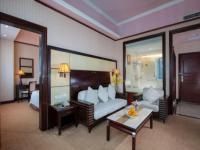 Vienna International Hotel Shenzhen North Station Branch客房内的一张或多张床位