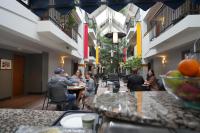 魁北克市Hôtel Lindbergh par JARO的一群人坐在餐厅的桌子旁