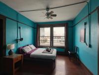 圣地亚哥Lucky D&#39;s Youth and Traveler&#39;s Hostel的蓝色的卧室设有床和窗户