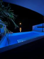 Epic Suites Bohol ADULTS ONLY内部或周边的泳池