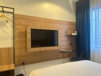 Hotelinn Oniru的电视和/或娱乐中心