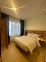 Hotelinn Oniru客房内的一张或多张床位