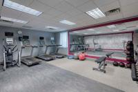 Crowne Plaza Indianapolis-Airport by IHG的健身中心和/或健身设施