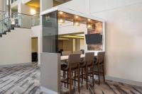 Crowne Plaza Indianapolis-Airport by IHG的厨房或小厨房