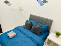 BM大山脚 Double Storey Terrace Autocity Alma Aeon Jusco Nearby客房内的一张或多张床位