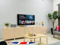 BM大山脚 Double Storey Terrace Autocity Alma Aeon Jusco Nearby的电视和/或娱乐中心