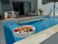 Epic Suites Bohol ADULTS ONLY内部或周边的泳池