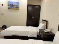 SAFIR BAGHDAD HoTEL客房内的一张或多张床位