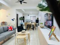 BM大山脚 Double Storey Terrace Autocity Alma Aeon Jusco Nearby的电视和/或娱乐中心