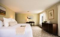 The Pathmaker Hotel客房内的一张或多张床位