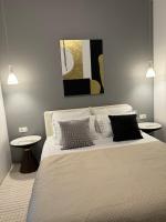 普拉Leone apartments with free parking的一间卧室配有一张大床和两张桌子