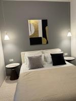 普拉Leone apartments with free parking的一间卧室配有一张大床和两张桌子