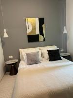 普拉Leone apartments with free parking的一间卧室，床上有两个枕头