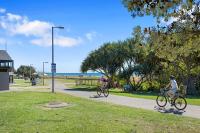 在Bila Vista Kirra Beachside Apartments内部或周边骑自行车