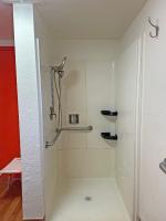 Sin City Hostel的一间浴室